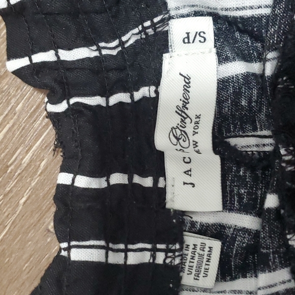 Ladies Shorts 😍 - Picture 2 of 3